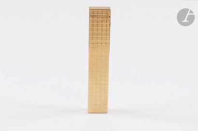 DUNHILL. Gold plated gas lighter. Diamond-tipped...