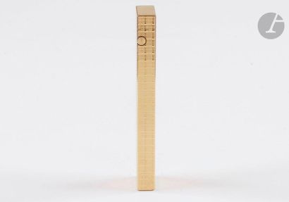 DUNHILL. Gold plated gas lighter. Diamond-tipped...