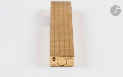 DUNHILL. Gold plated gas lighter. Diamond-tipped...