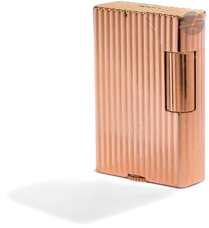 DUNHILL Paris. Gasoline lighter in yellow...