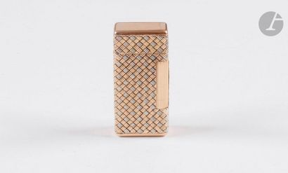 Lighter in yellow gold 750 0/00. Braided...