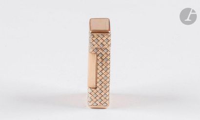Lighter in yellow gold 750 0/00. Braided...