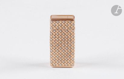 Lighter in yellow gold 750 0/00. Braided...
