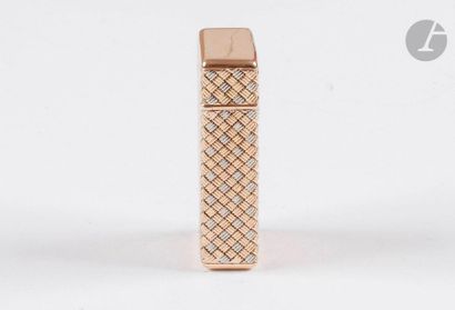 Lighter in yellow gold 750 0/00. Braided...