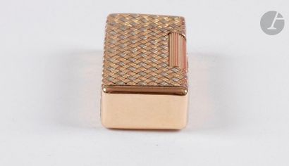 Lighter in yellow gold 750 0/00. Braided...