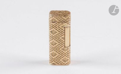 Gas lighter with 750 0/00 yellow gold shell...