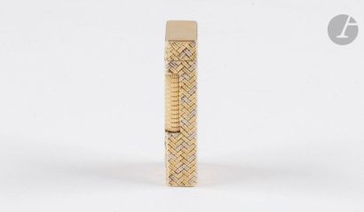 Gas lighter with two gold shells 750 0/00....