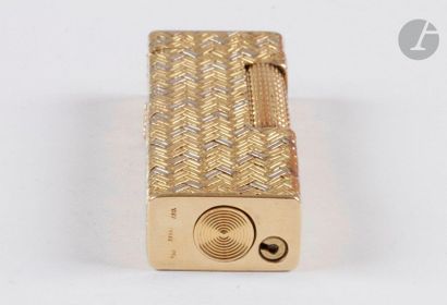 Gas lighter with two gold shells 750 0/00....