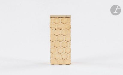 Gas lighter in yellow gold 750/00. Honeycomb...