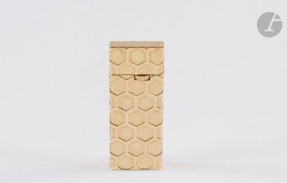 Gas lighter in yellow gold 750/00. Honeycomb...