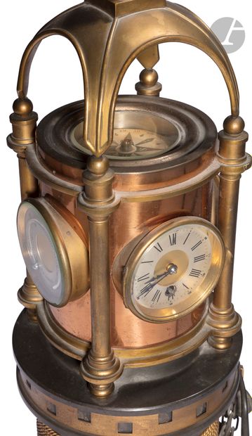 Grande pendule de marine. 
Socle en tôle...
