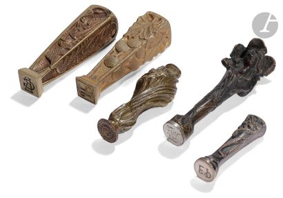 Lot de cinq cachets en bronze : 
- femme...