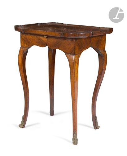 Table en noyer à plateau en cabaret, avec...