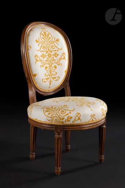 Petite chaise en hêtre à dossier médaillon...