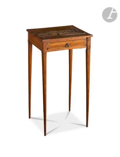 Petite table en marqueterie de château fort,...