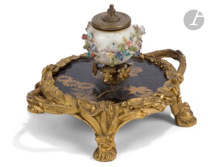 Encrier en porcelaine polychrome et vernis...