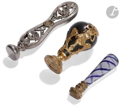 Lot de trois cachets :
- en verre opalin...