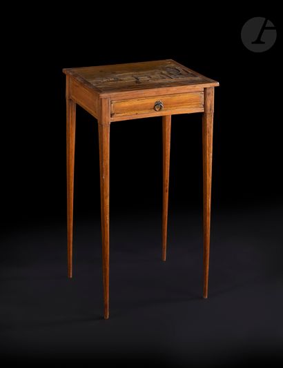 Petite table en marqueterie de château fort,...