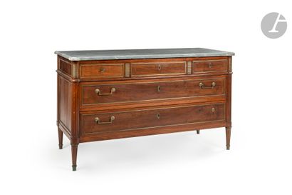 Commode en acajou ouvrant à cinq tiroirs...