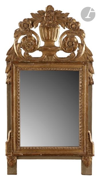 Miroir en bois peint et doré, le fronton...