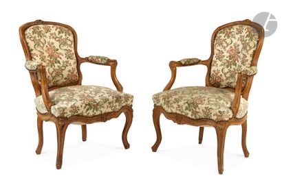 Paire de fauteuils en hêtre mouluré et sculpté,...
