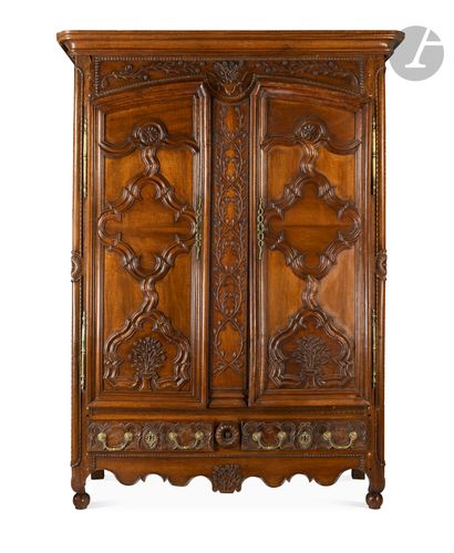 Armoire en noyer mouluré et sculpté, à décor...