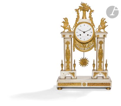 Pendule de forme portique en marbre blanc...