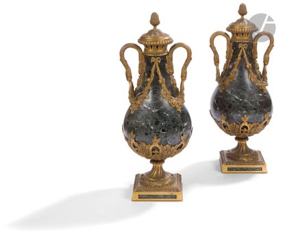 Paire de grands vases en marbre vert antique...