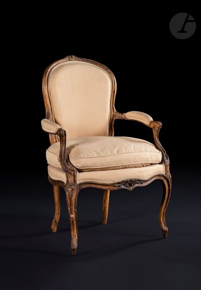 Fauteuil en hêtre sculpté à dossier en cabriolet,...