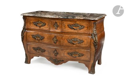 
Commode en chêne mouvementée en bois de...