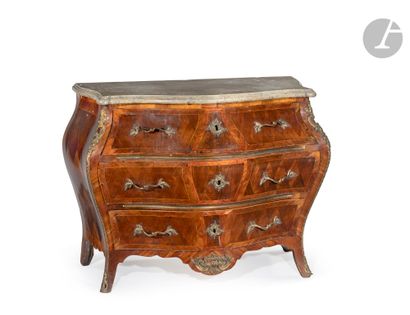 Commode en palissandre de forme mouvementée,...