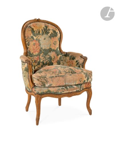 Bergère en hêtre mouluré et sculpté à dossier...