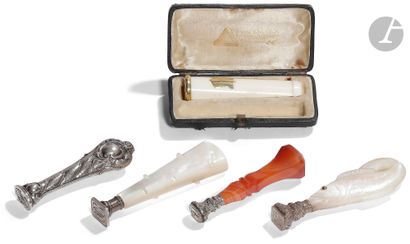 Quatre cachets :
- manche en nacre figurant...