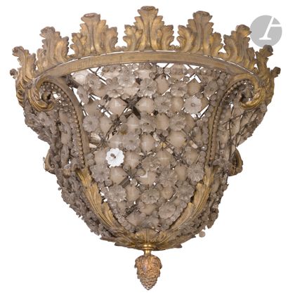 Plafonnier en bronze doré et verre taillé,...
