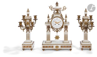 Garniture de cheminée en marbre blanc et...