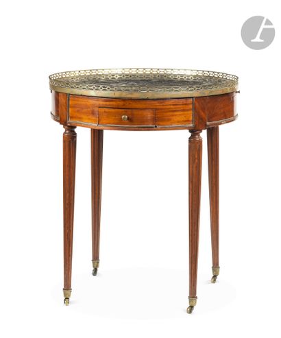 Table bouillotte en acajou de forme circulaire,...