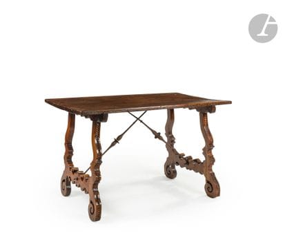 Table en noyer, pieds divergents aux bords...