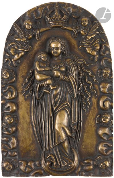 Plaque cintrée en bronze représentant la...