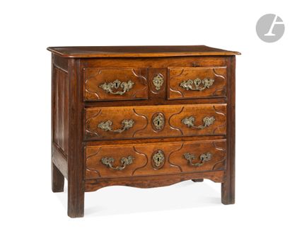 
Commode en chêne mouluré ouvrant à quatre...