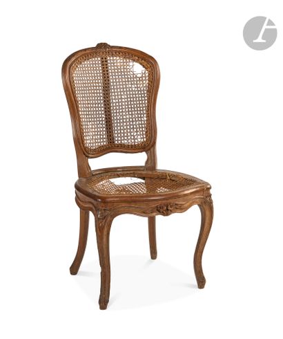 Chaise cannée en hêtre sculpté, à dossier...