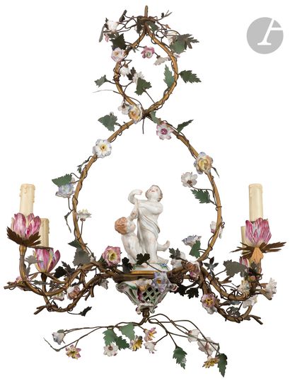 Lustre en bronze doré, tôle peinte et porcelaine...