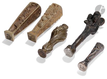 Lot de cinq cachets en bronze : 
- femme...
