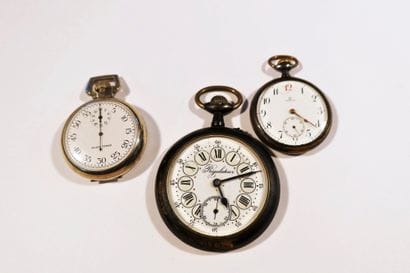 Lot composé de 3 montres de poche, un régulateur...