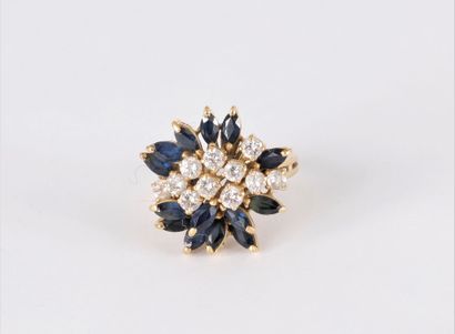 Bague en or 18K (750) dessinant une étincelle...