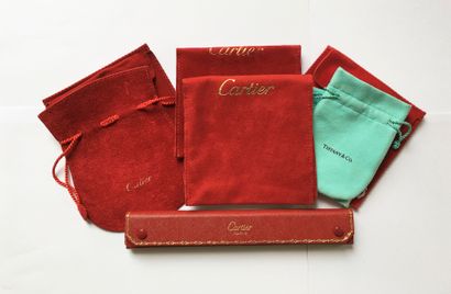 Lot d’étuis et pochettes suédines Cartier,...