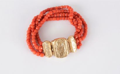 Bracelet de 4 rangs de billes de corail facettées,...