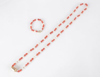 Long collier de billes de corail scandé de...