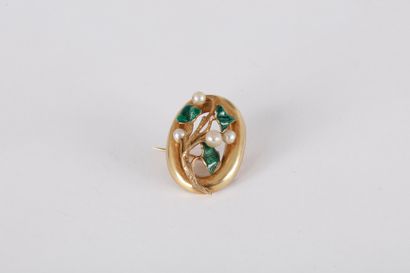 Broche en or 18K (750) à décor de fleurs...