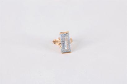 Bague en or 18K (750) ornée d’un spinelle...