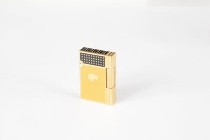 DUPONT et COHIBA.

Briquet en métal doré...